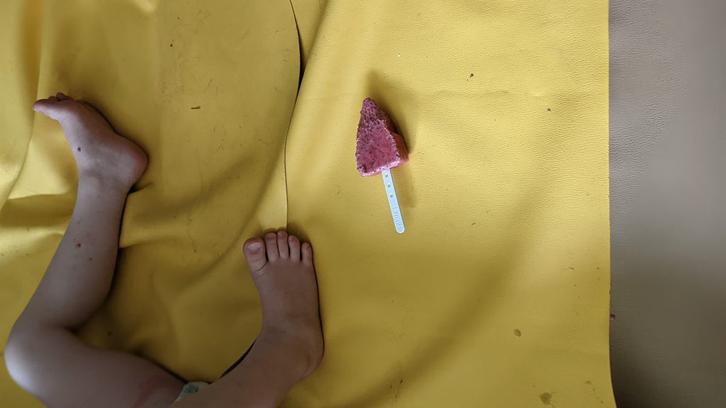 Heruntergefallenes Eis auf gelber Studio Huske Krabbelmatte – leicht abwischbar