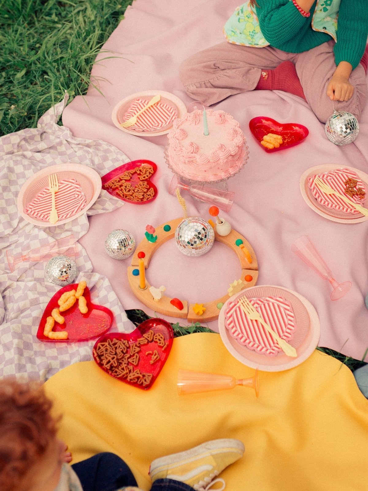 Studio Huske mat used for picnic with children, bright daylight and food visible.