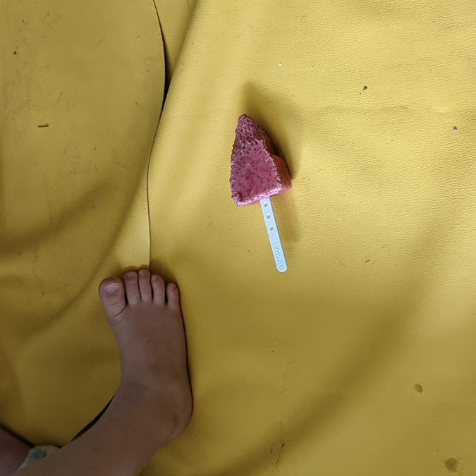 Heruntergefallenes Eis auf gelber Studio Huske Krabbelmatte – leicht abwischbar
