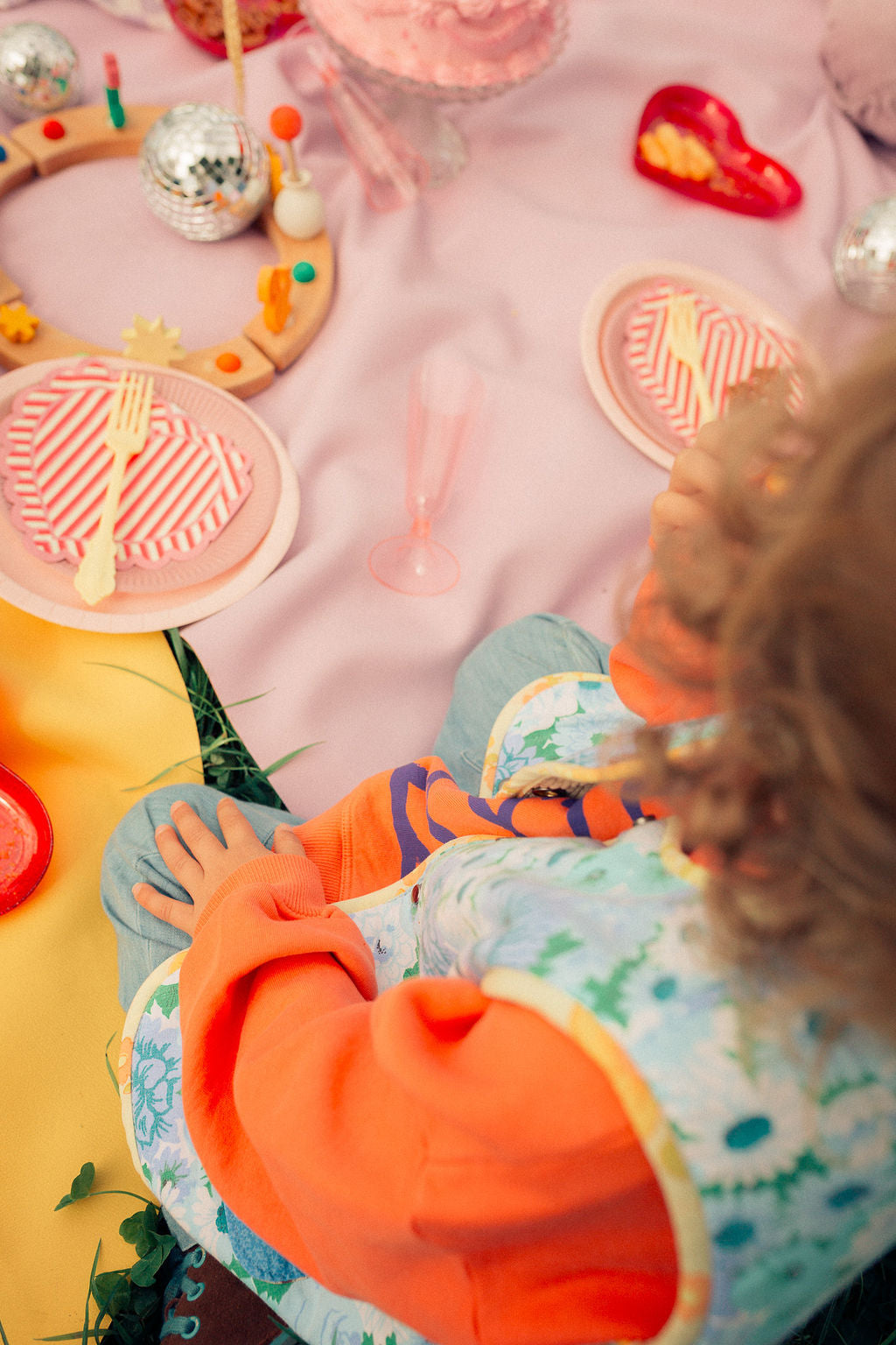 Children at outdoor birthday picnic on Huske mats in Swiss countryside
