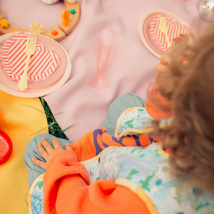 Children at outdoor birthday picnic on Huske mats in Swiss countryside
