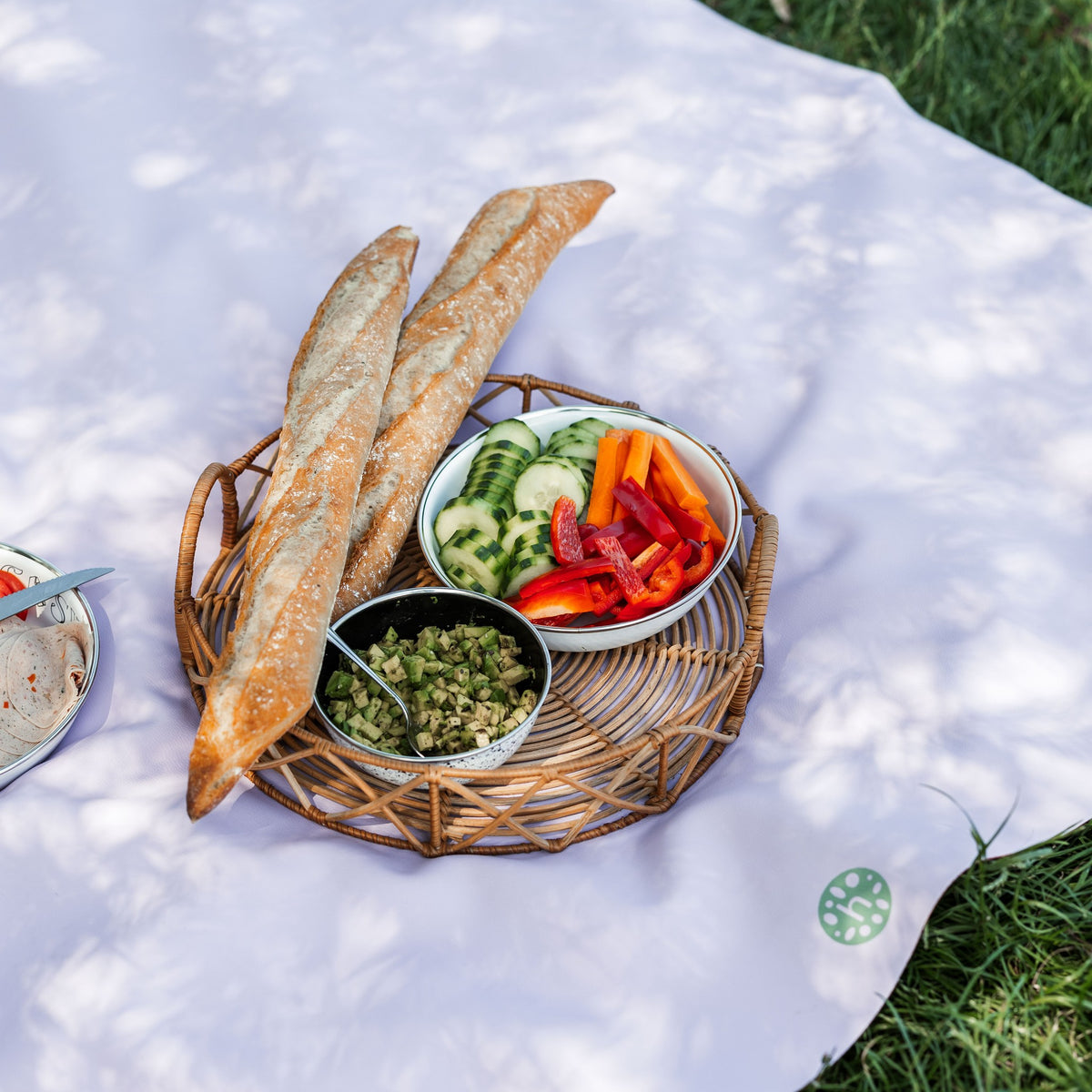 Gallivant XL Silikon-Picknickmatte in Lila/Rot, Picknickkorb mit Baguettes und Salaten auf der Matte