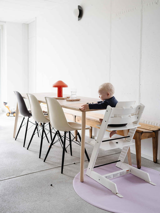 The Mealtime Pair, Roam Round silicone splat mat (M, 105cm) under Tripp Trapp high chair, wipeable, designed in Switzerland