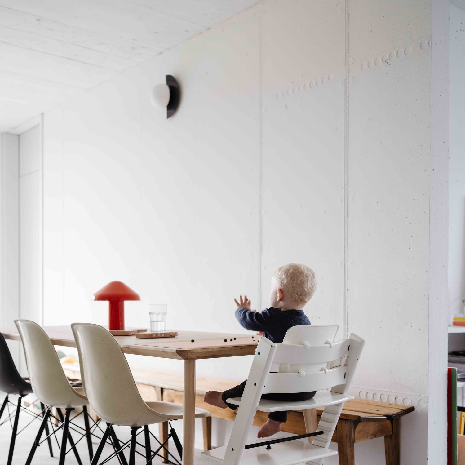Roam Round Lilac/Red silicone splat mat, toddler at the family table with the round mat below