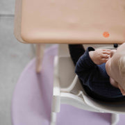 Wriggle Tapis à langer et set de table en silicone pêche/vert, un bébé dans sa chaise haute, le tapis sur la tablette