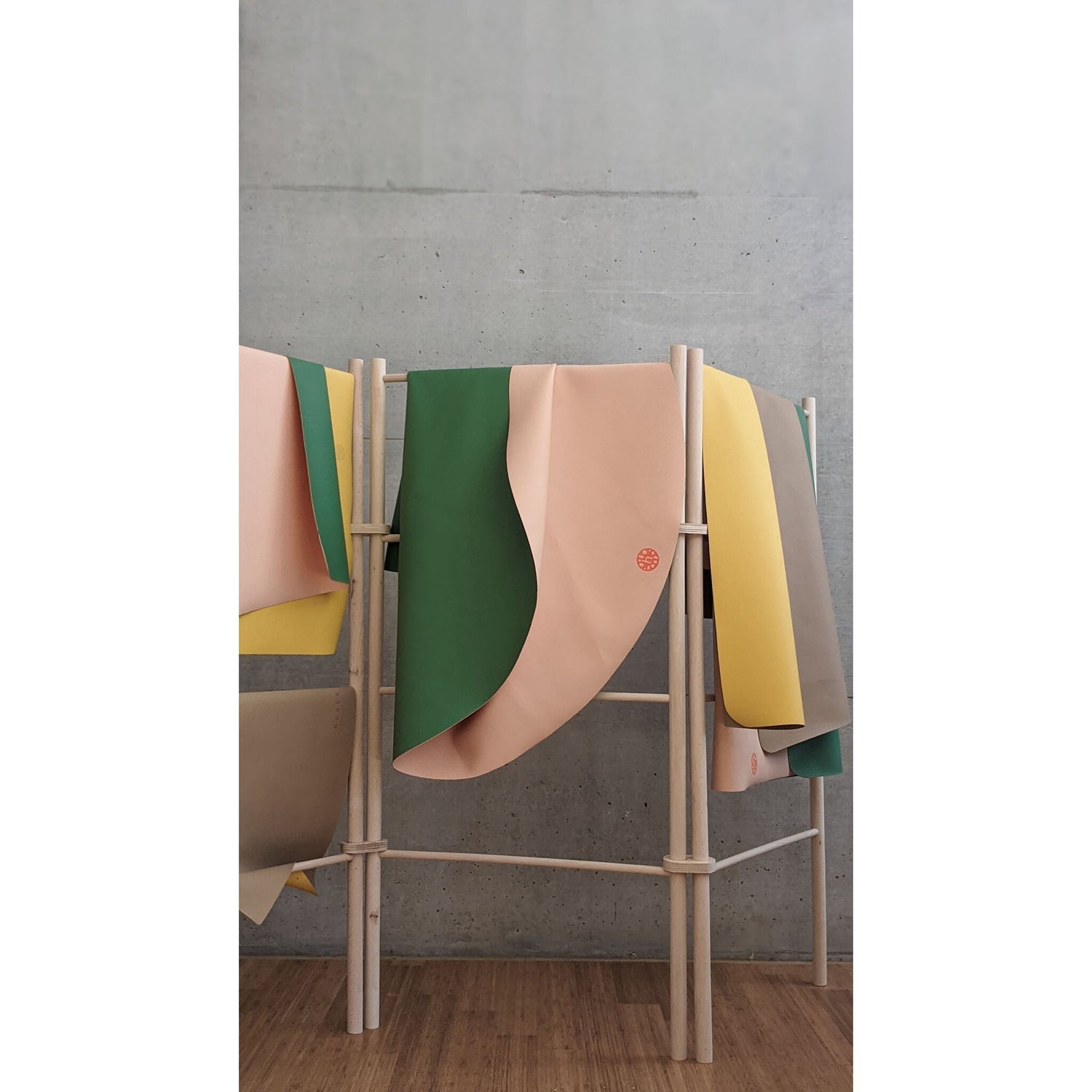 Roam Round Peach/Green Silikonleder-Spritzmatte auf dem Display, runde 105 cm Hochstuhlmatte, Entworfen in der Schweiz Krabbelunterlage