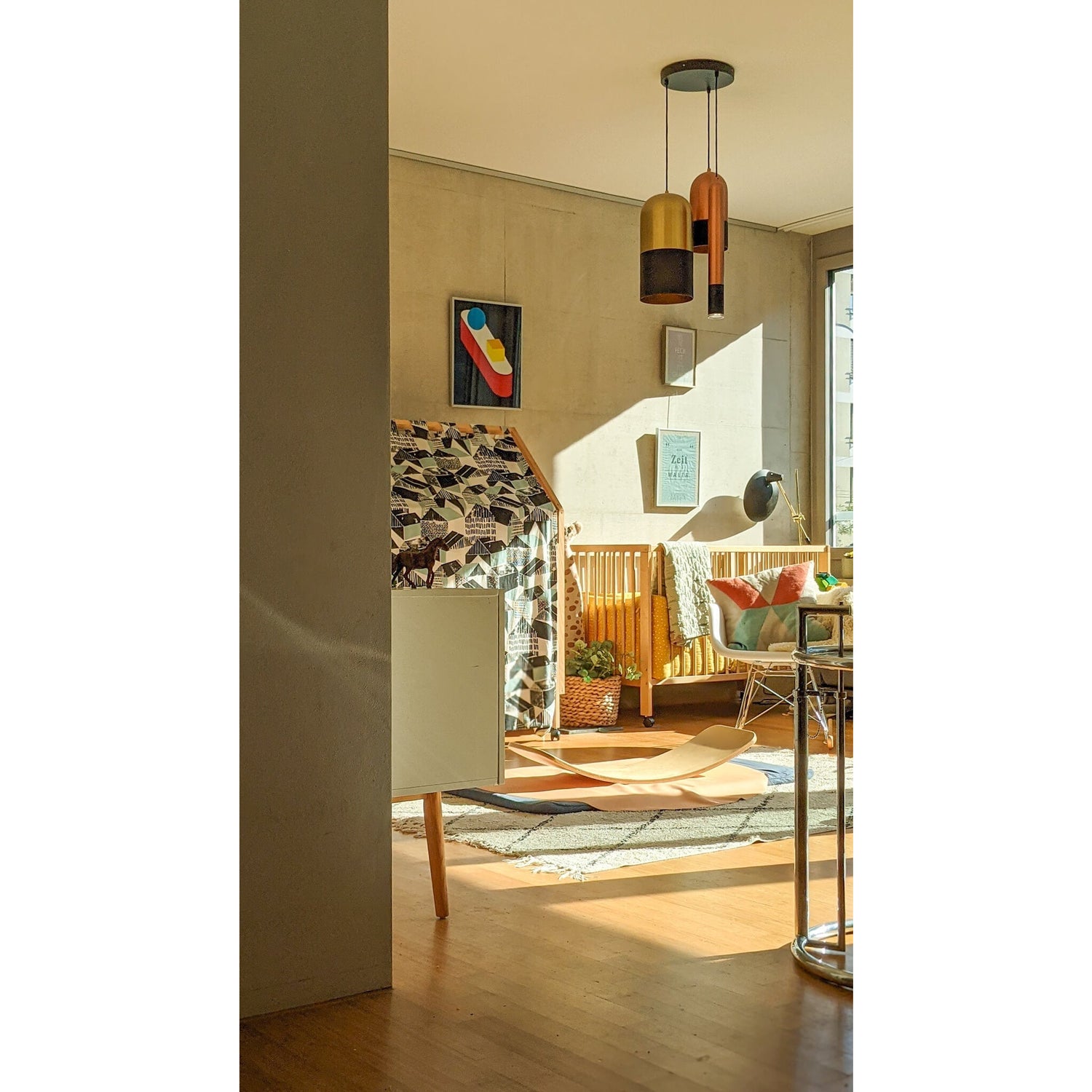 Roam Round Peach/Green Silikonleder-Hochstuhlmatte im modernen Wohnraum, runde Bodenmatte, minimales Design Krabbelunterlage