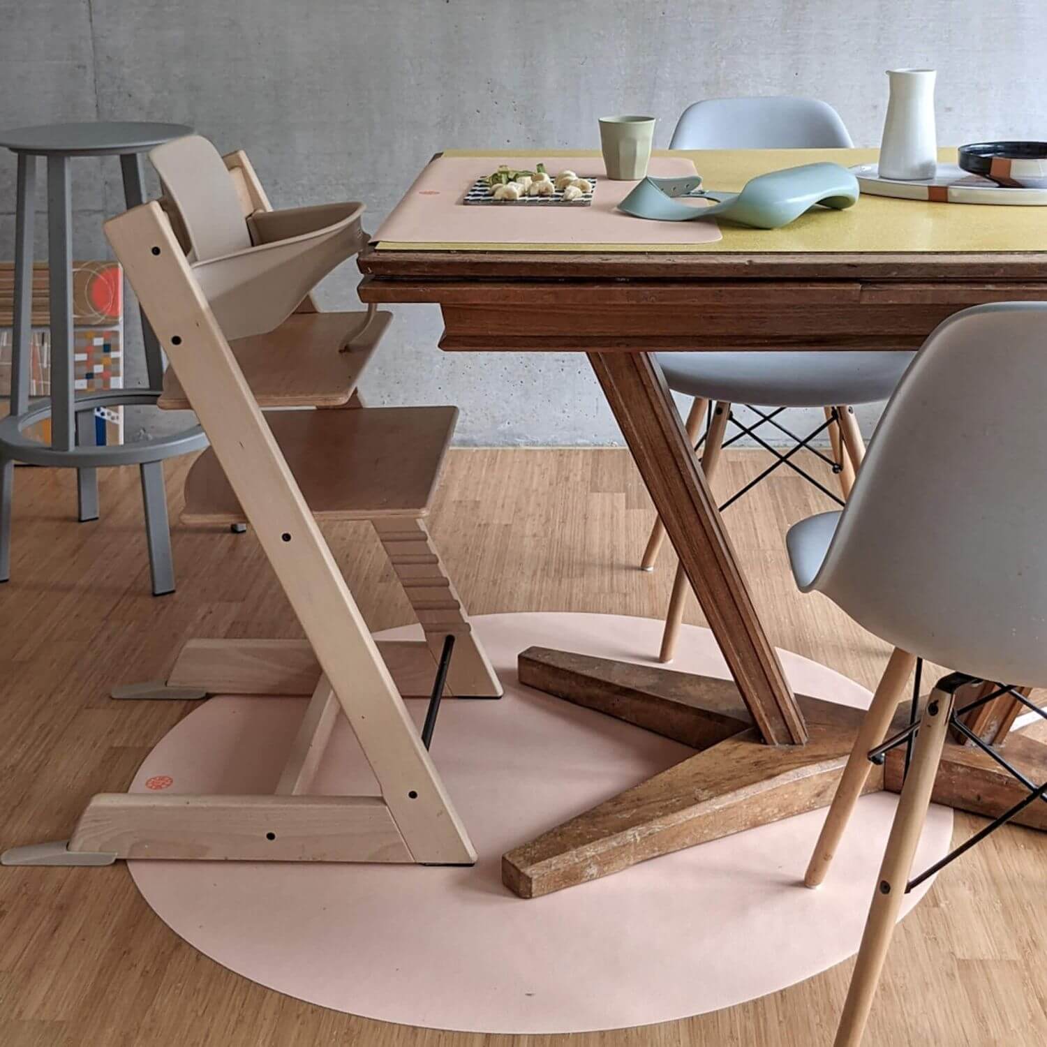 Roam Round Peach/Green Silikonleder-Hochstuhlmatte unter dem Esstisch, runde Spritzmatte für die Mahlzeiten Krabbelunterlage