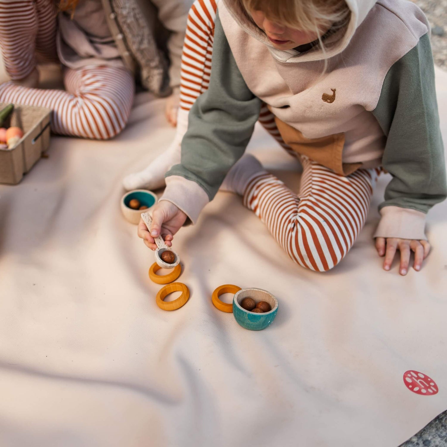 Enfants jouant sur le tapis de pique-nique familial en silicone Gallivant XL à l'extérieur, grand tapis de jeu pour bébé avec jouets