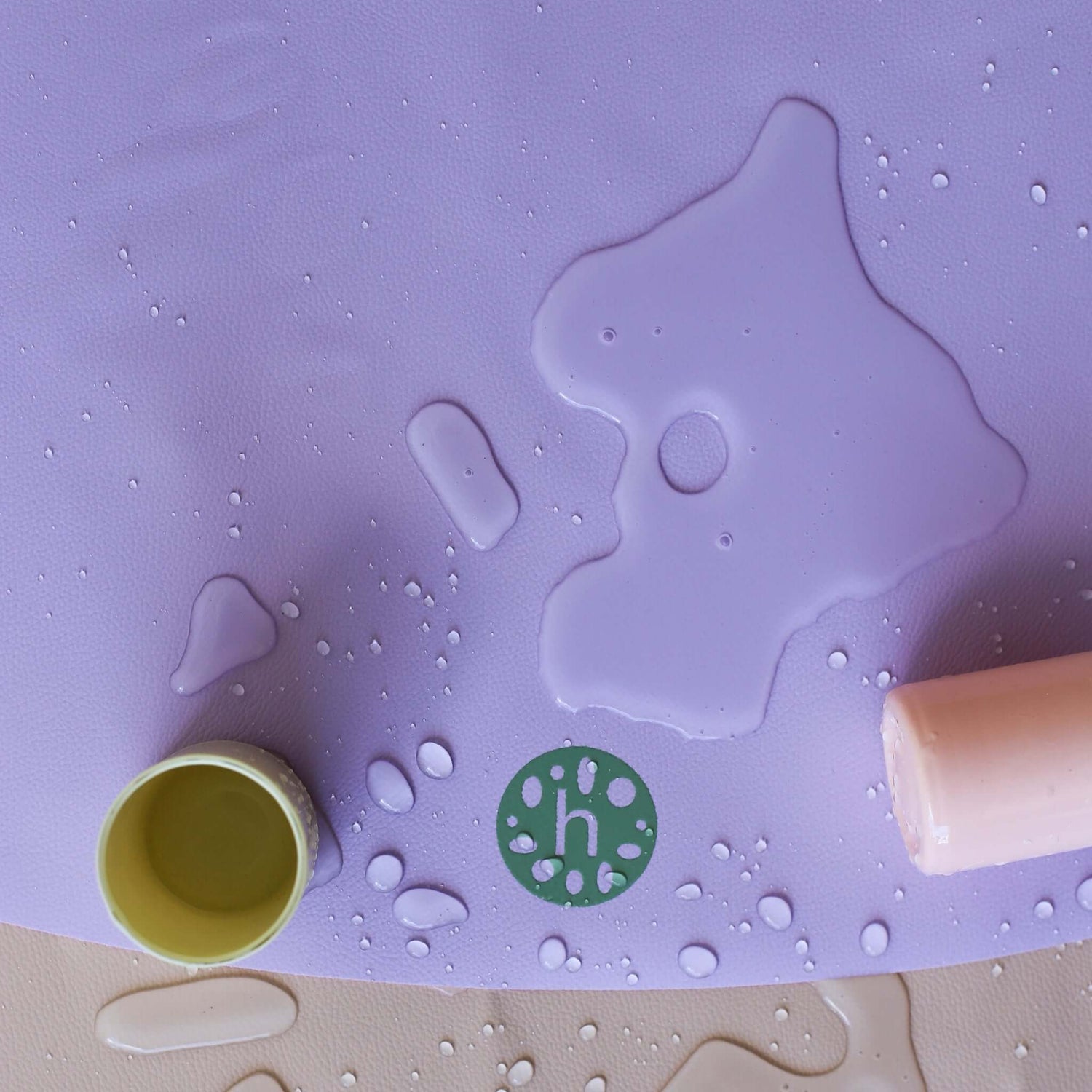 Explore Lilac/Red tapis de jeu en silicone pour bébé montrant un tapis de jeu rond d'extérieur imperméable et facile à nettoyer