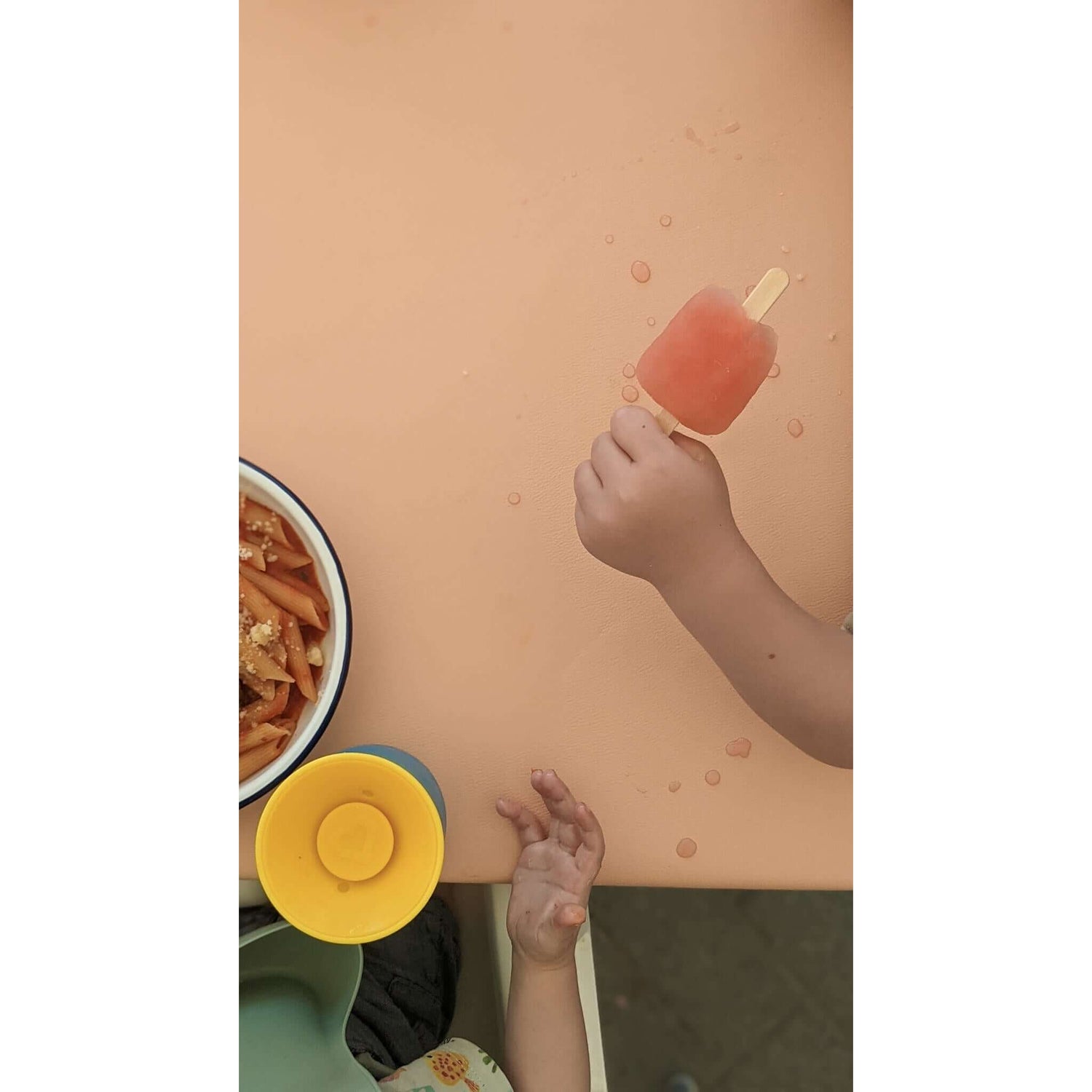 Kind mit Eis am Stiel auf Roam Square Silikonleder-Hochstuhlmatte, abwischbare Bastelmatte für schmutzige Aktivitäten Krabbelunterlage
