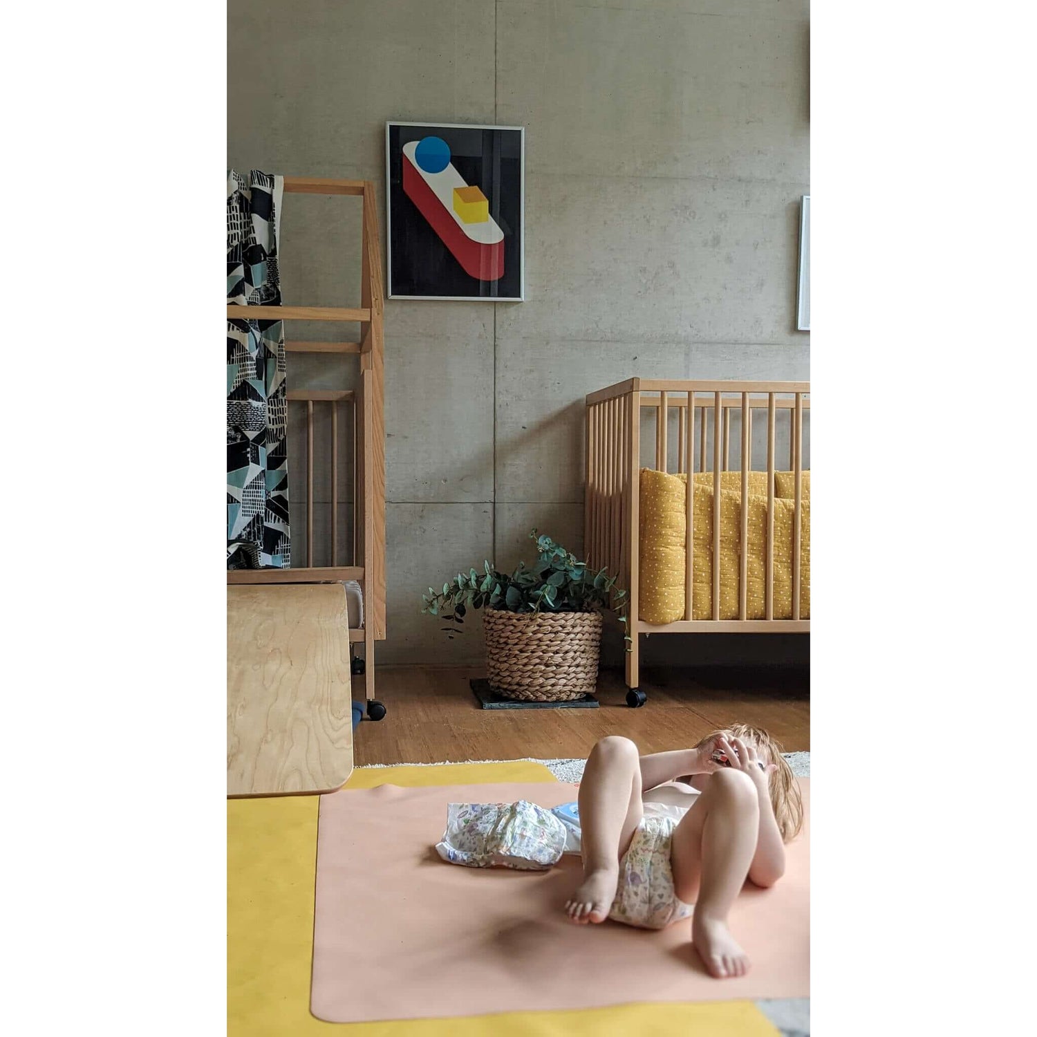 Kind spielt auf Roam Square Silikonleder-Hochstuhlmatte im Kinderzimmer, abwischbare Bastelmatte, Entworfen in der Schweiz Krabbelunterlage